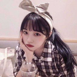小伙制服偷拍裙底的男子，遭路人质疑：不至于吧？